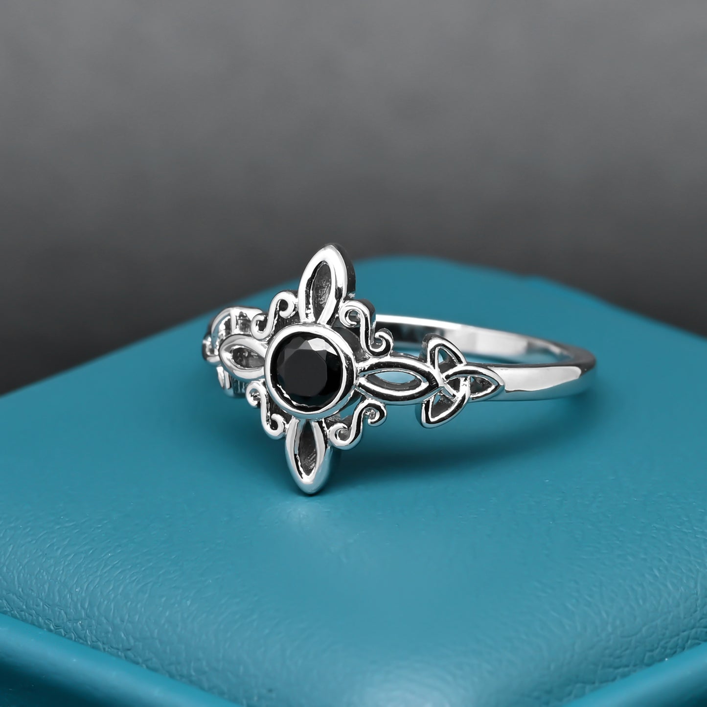 Anillo nudo de brujas con piedra ónix en plata 925
