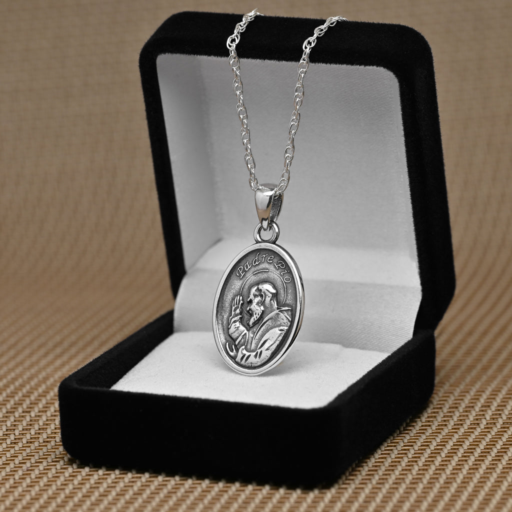 Colgante medalla san padre pio en plata 925, con cadena