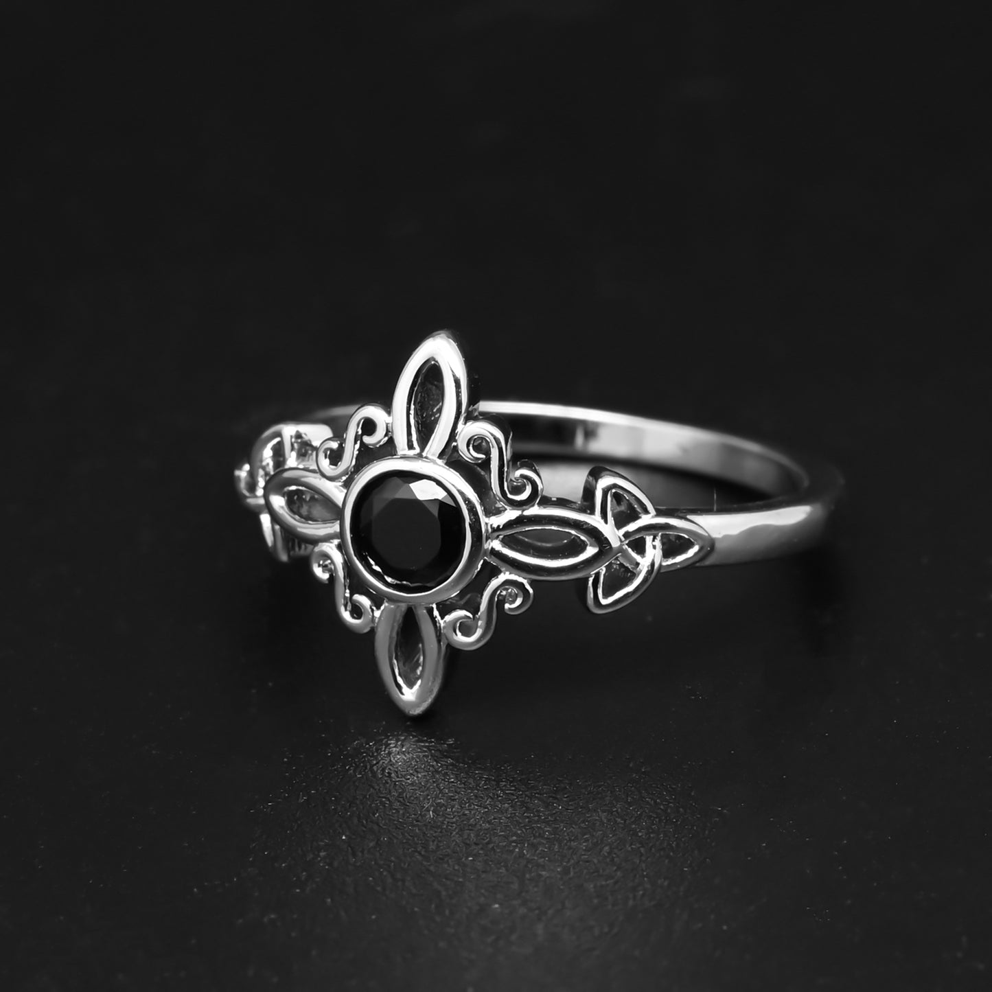 Anillo nudo de brujas con piedra ónix en plata 925
