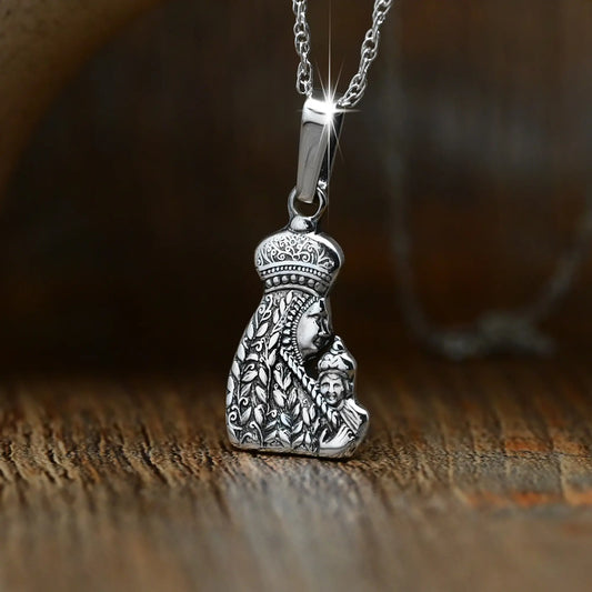 Colgante virgen de monserrat pequeña en plata 925