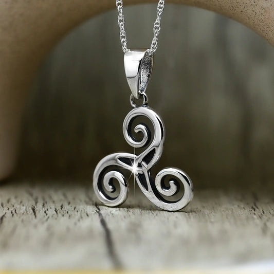 Colgante trisquel, triqueta en plata 950